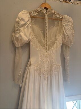 Vintage Ivory Lace Embroidered Puff-Sleeve Wedding Dress